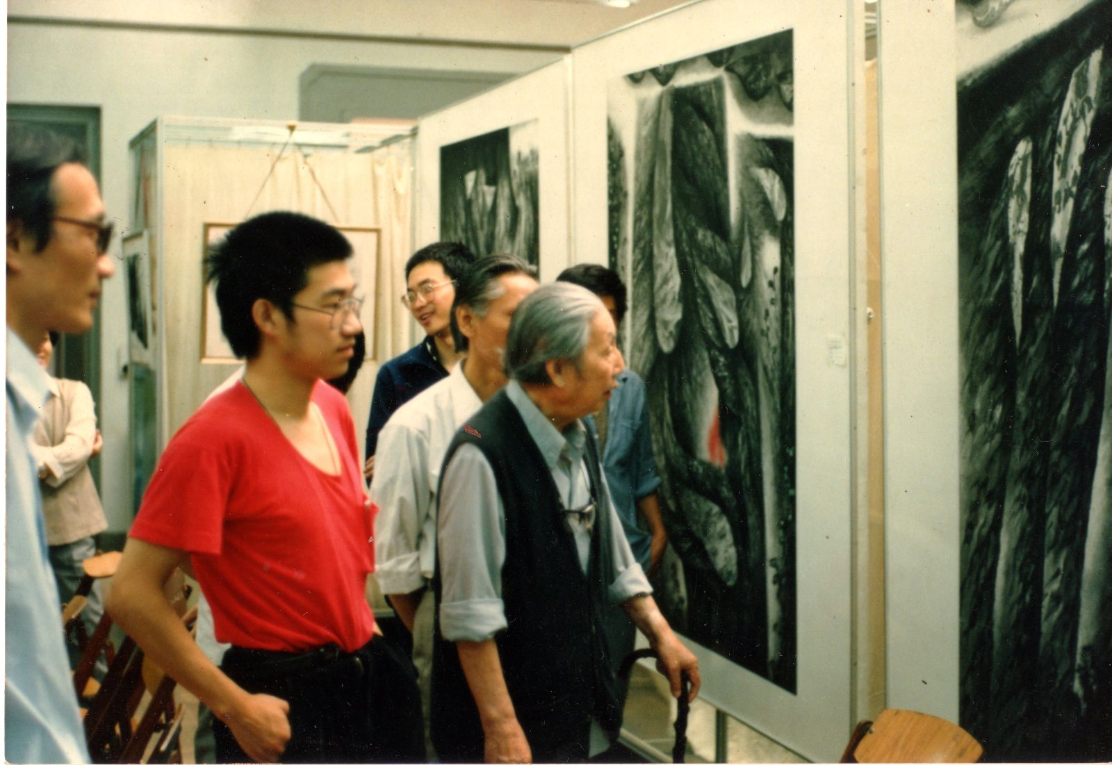 陸儼少導(dǎo)師觀畢業(yè)創(chuàng)作，左為卓鶴君、后為童中燾先生-1987年